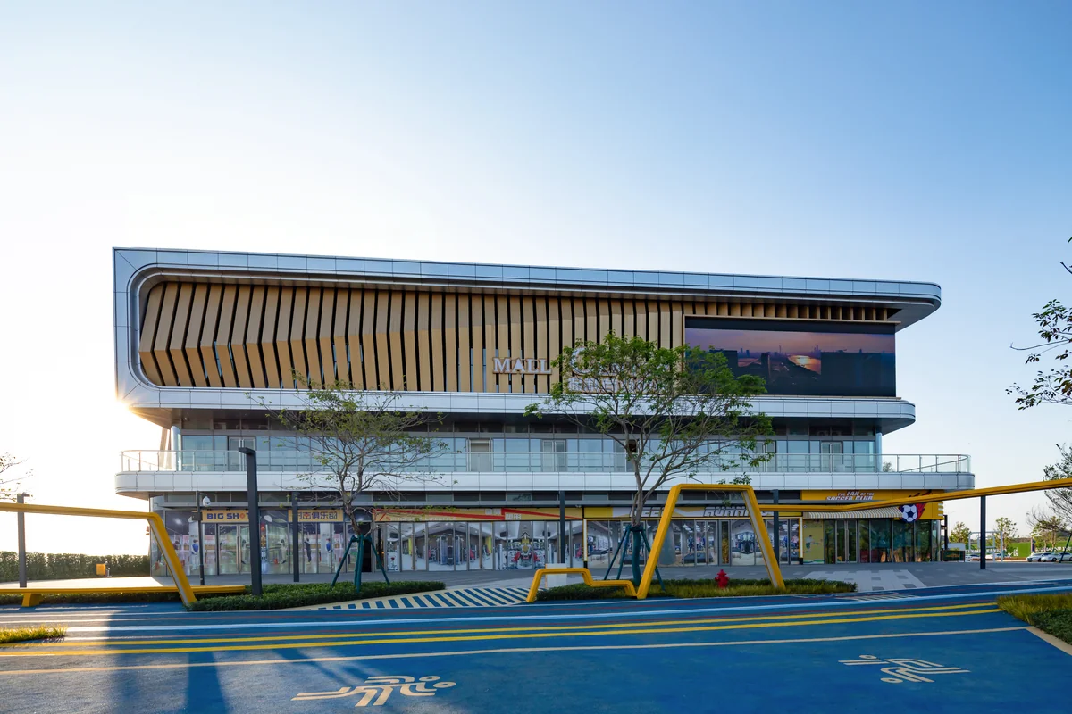 Completed Bangkok Sukhumvit commercial showroom with glass curtain wall, aluminium louvres and a cantilevered roof